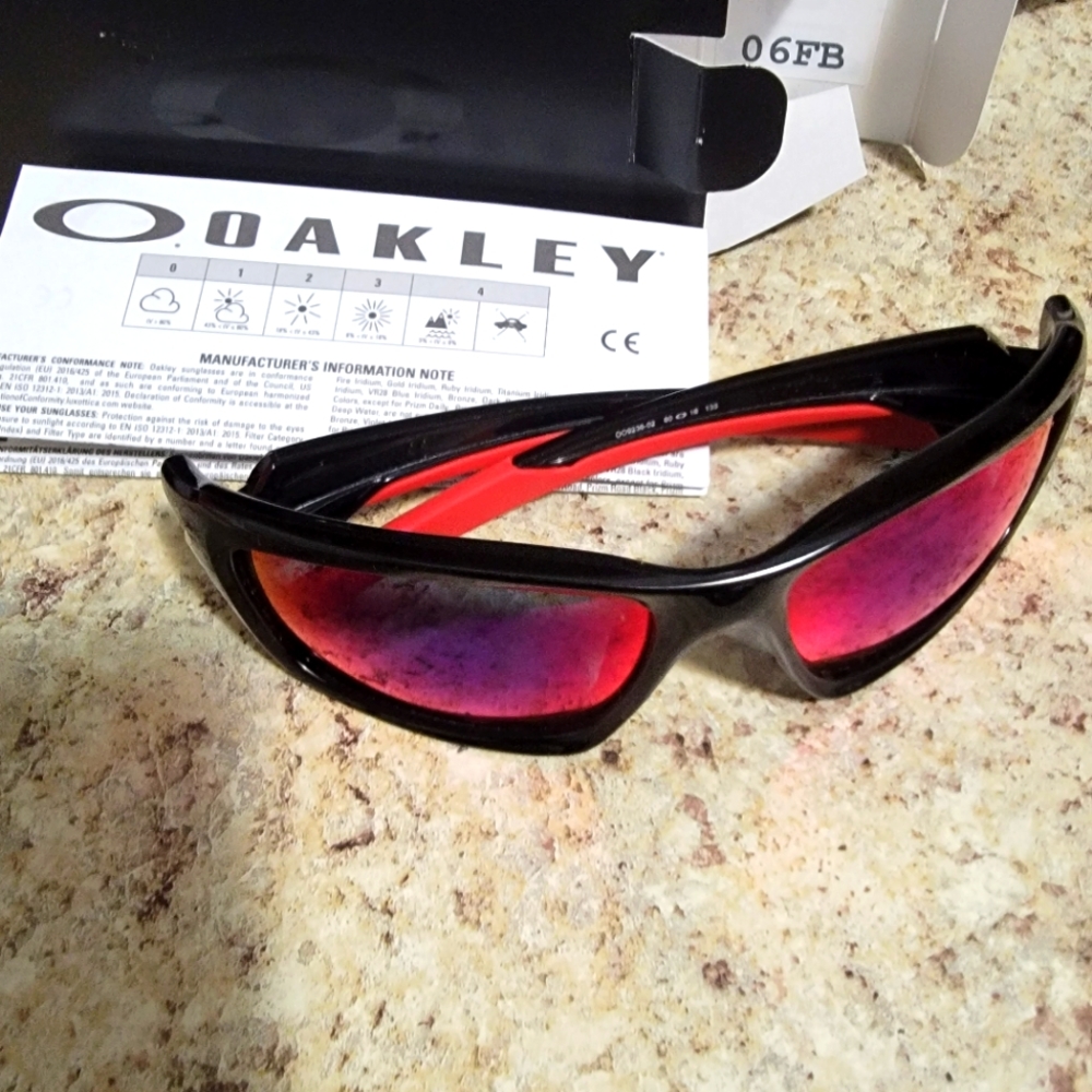 Oakley (Like New) Valve Sunglasses
